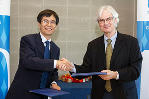 Dr. Tim McTiernan, UOIT President (right) signs Memorandum of Understanding with Prof. Zou Guangde, Vice-President, Shangdong University of Technology of China. Top image: Shangdong University of Technology delegation tours UOIT Automotive Centre of Excellence.